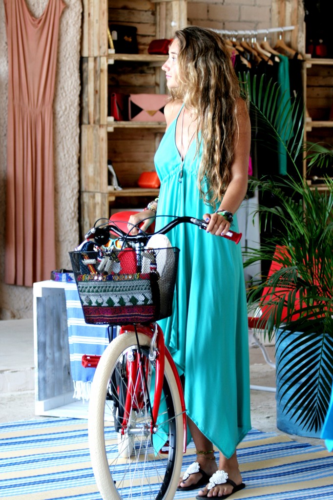 Vestido  MADE IN TARIFA         sandalias SHAKI&BUUBU   bicicleta WOBYBI